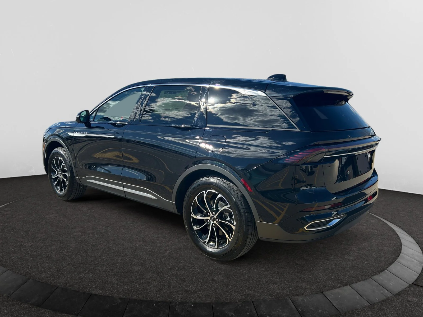 New 2026 Infinite Black Metallic Clearcoat Lincoln Premiere image 3