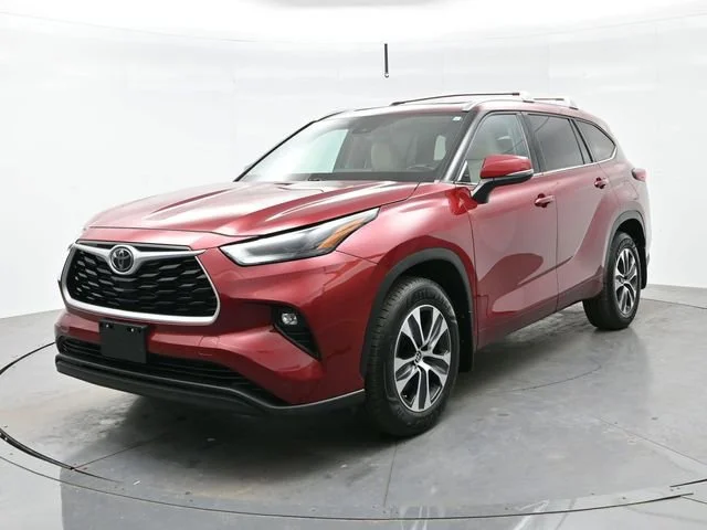 Used 2022 Ruby Flare Pearl Toyota XLE image 3
