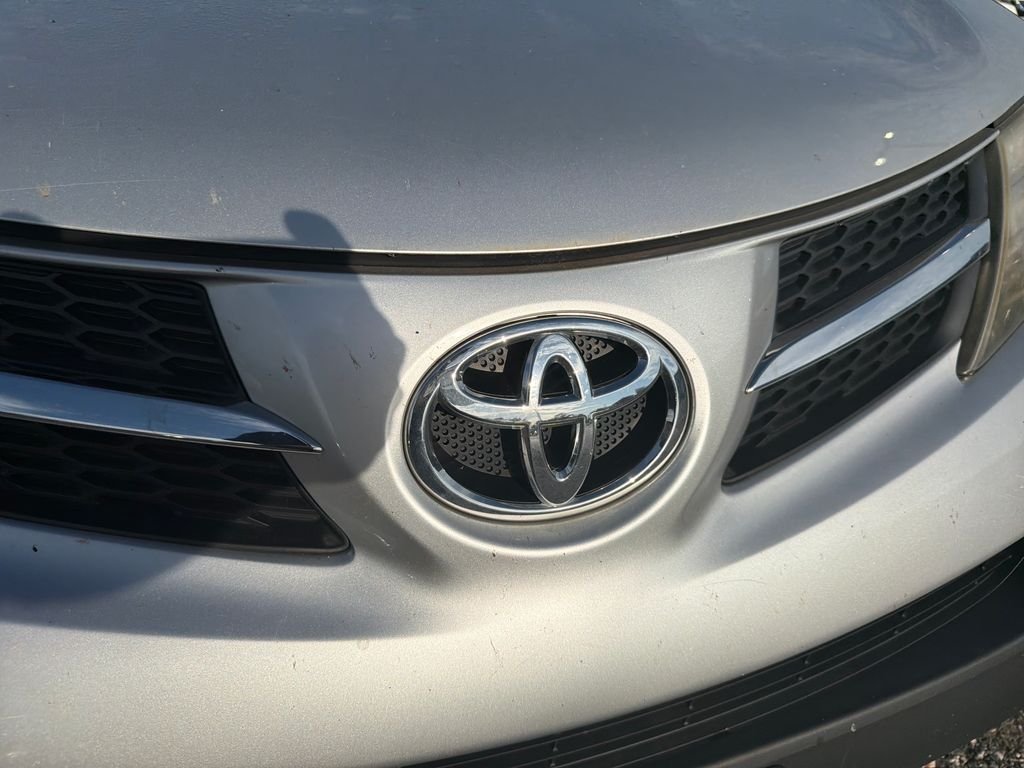 Used 2015 Silver Toyota XLE image 17
