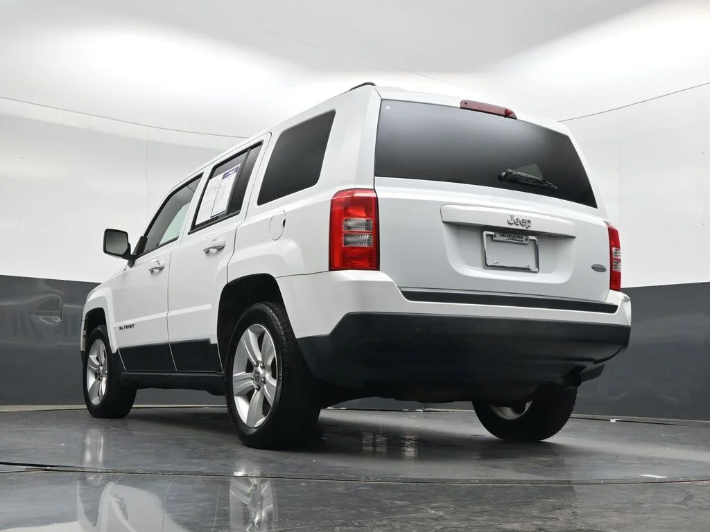 Used 2015 Bright White Clearcoat Jeep Latitude image 35