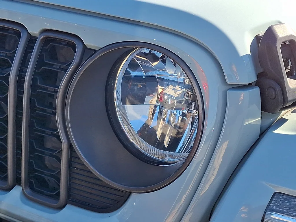 Used 2024  Jeep Sport S 4xe image 5