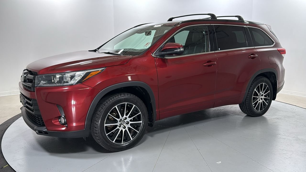 Used 2018 Red Toyota SE image 1