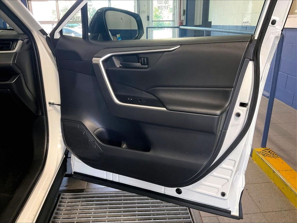 Used 2019 White Toyota LE image 11