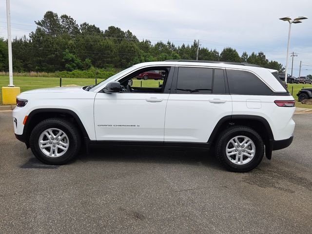 Used 2025 White Jeep Laredo image 4