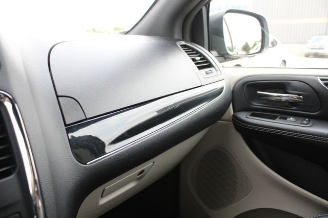 Used 2019 Black Dodge SXT image 17