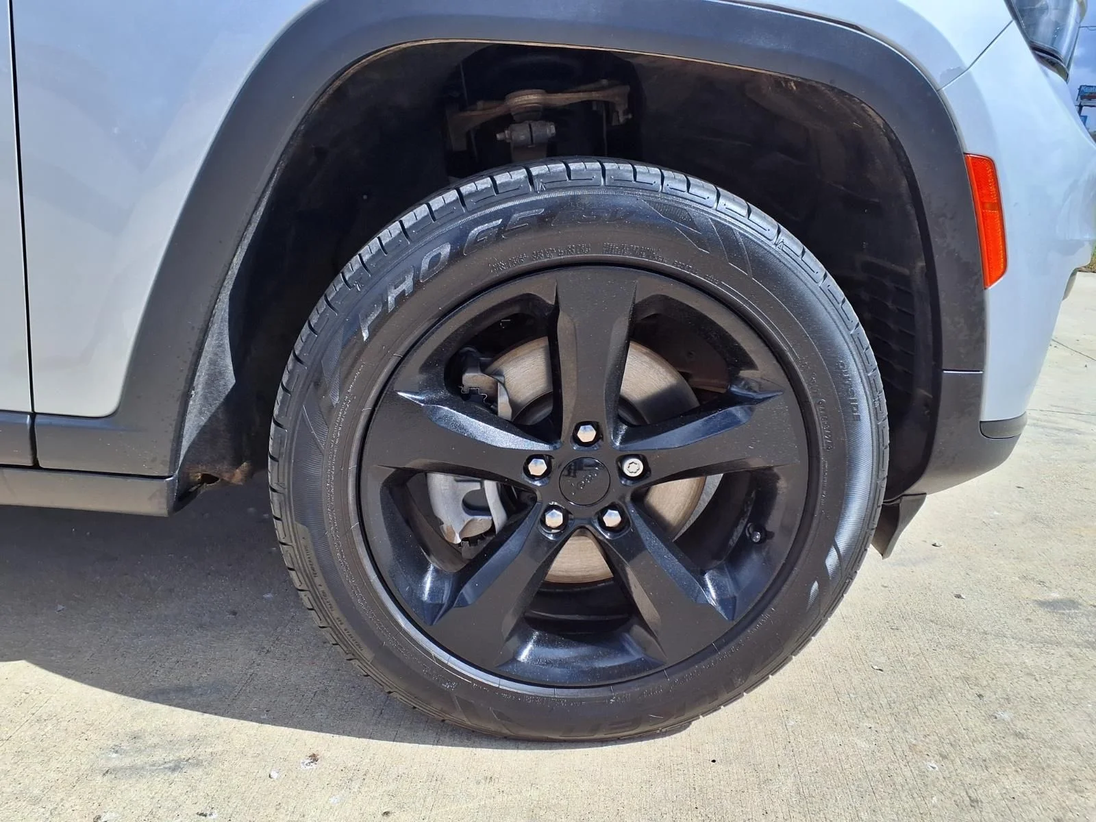 Used 2023 Silver Jeep Altitude image 9