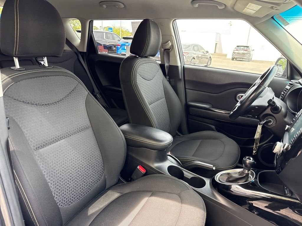 Used 2015 Blue Kia Plus image 21