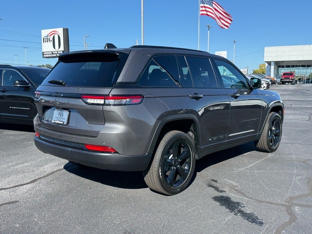 2025 Jeep Grand Cherokee Laredo Altitude photo 3