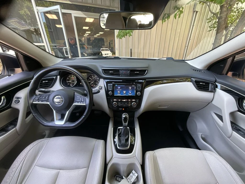 Used 2017 White Nissan SL image 19