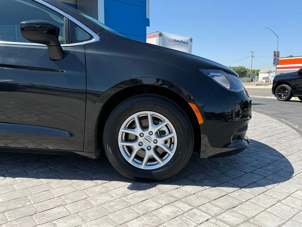 Used 2023 Black Chrysler LX image 5