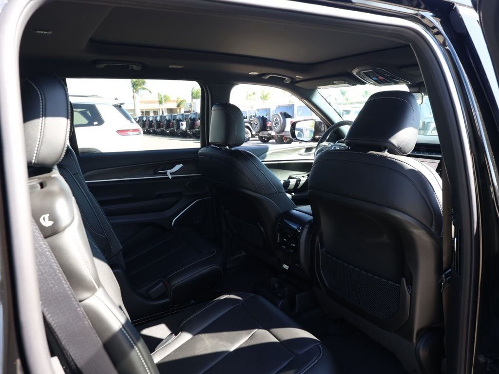 New 2026 Diamond Black Crystal Pearl-Coat Exterior Paint Jeep Limited image 16