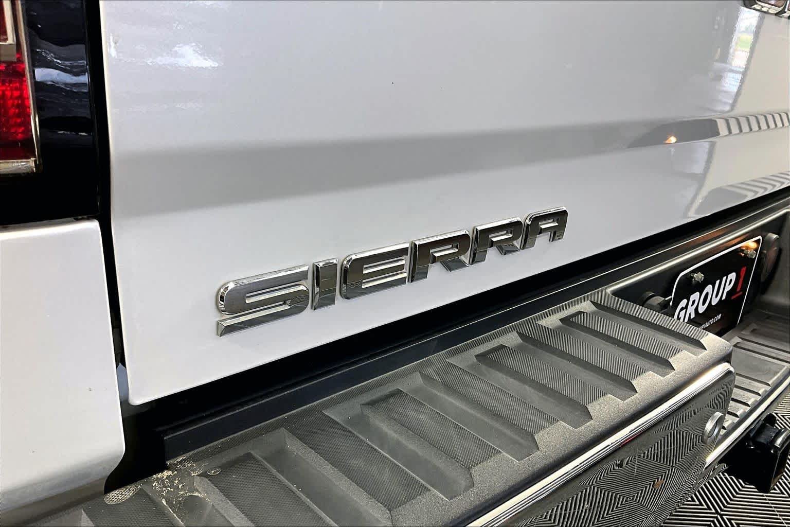Used 2017 White Frost Tricoat GMC SLT image 30
