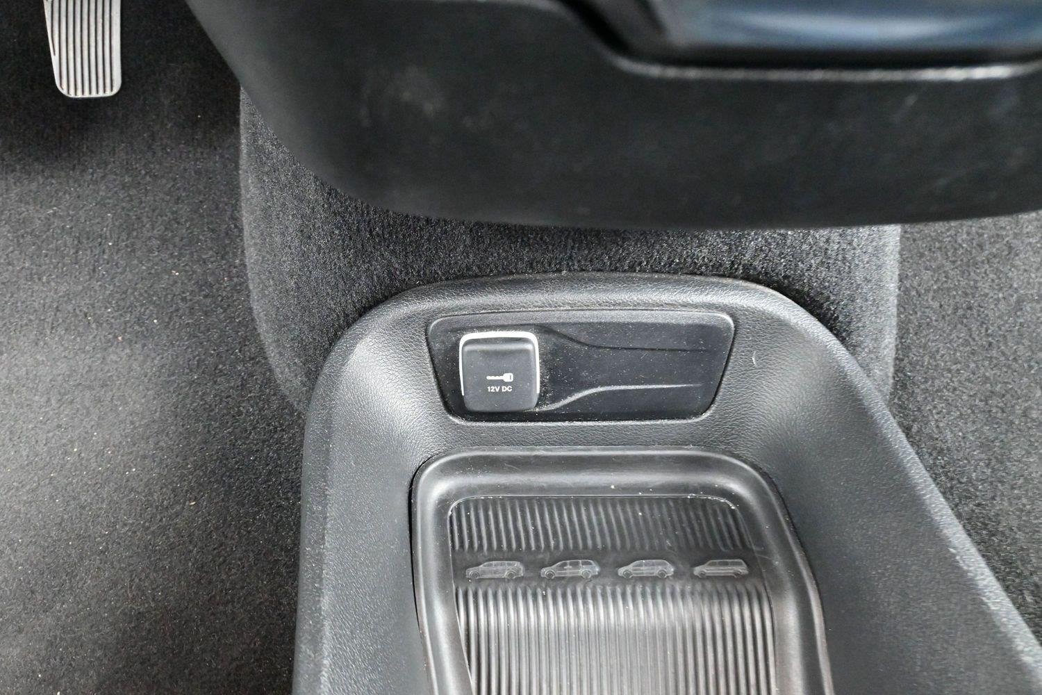 Used 2025 Diamond Black Crystal Pearlcoat Chrysler Select image 24