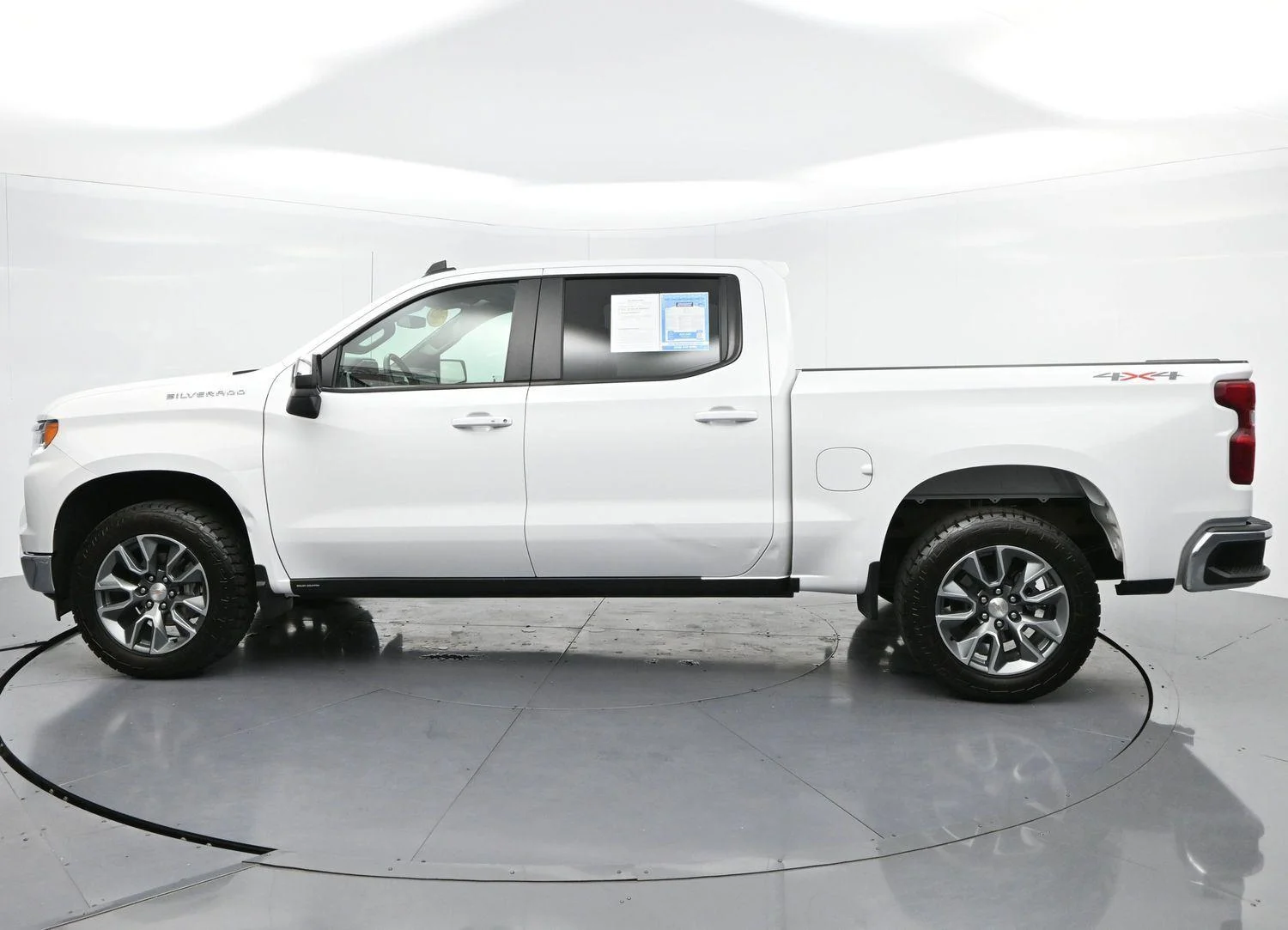 Used 2025 Summit White Chevrolet LT image 5