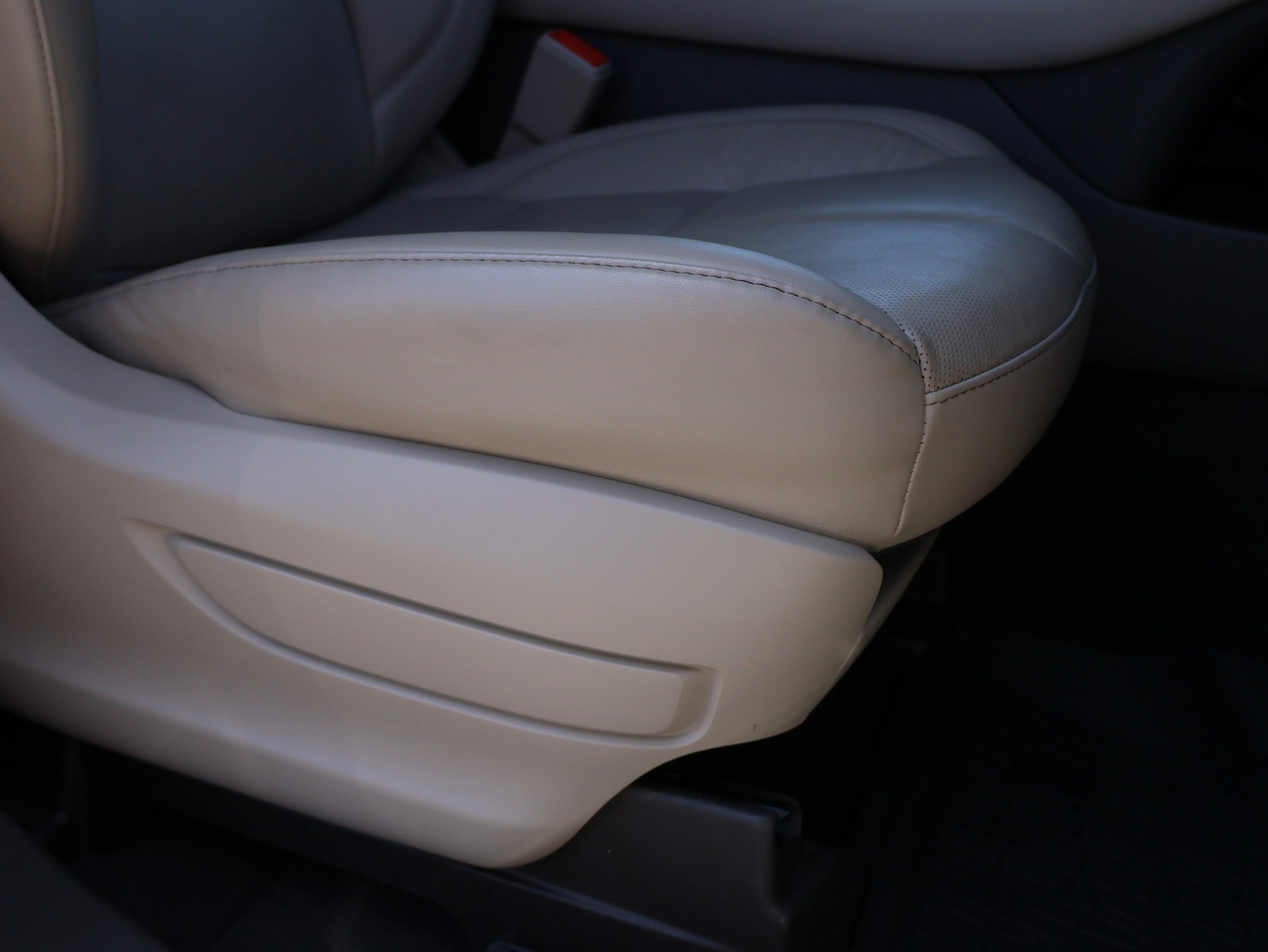 Used 2023 Pristine White Metallic Tri-Coat Lincoln Reserve image 9