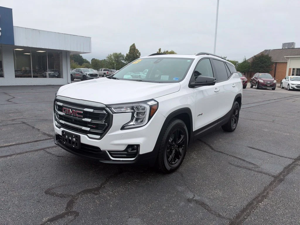 Used 2022 WHITE FROST TRICOAT GMC AT4 image 3