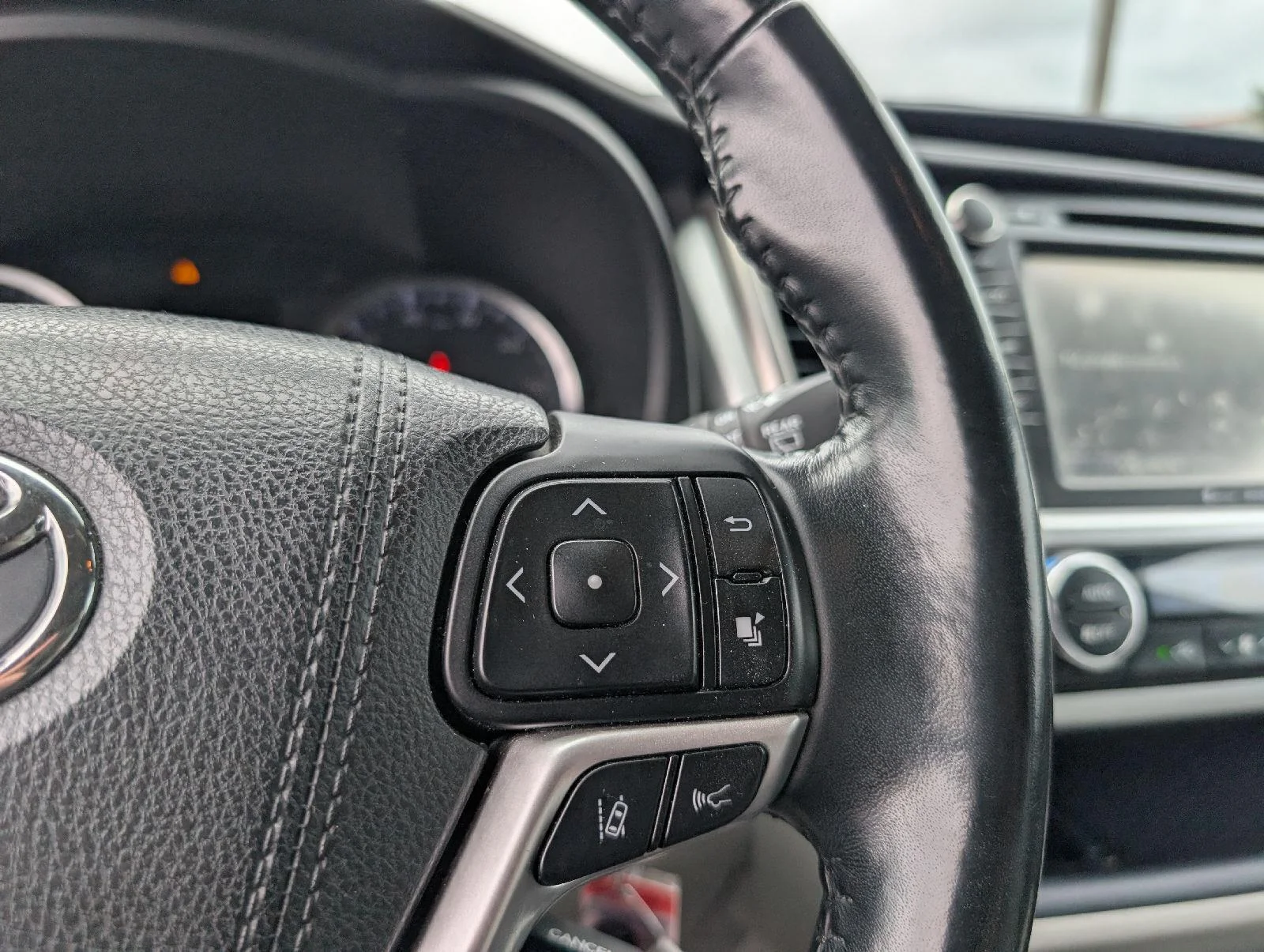 Used 2017 Gy Toyota LE image 15