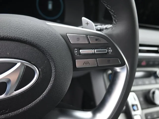 Used 2025 Silver Hyundai SEL Premium image 16