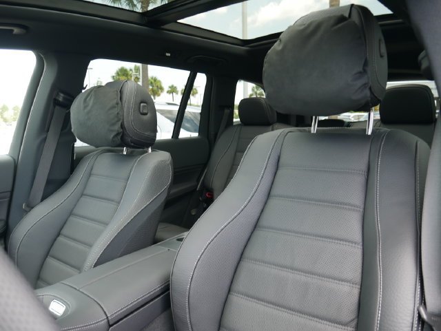 New 2026 MANUFAKTUR Moonlight White Metallic Mercedes-Benz GLS 450 image 42