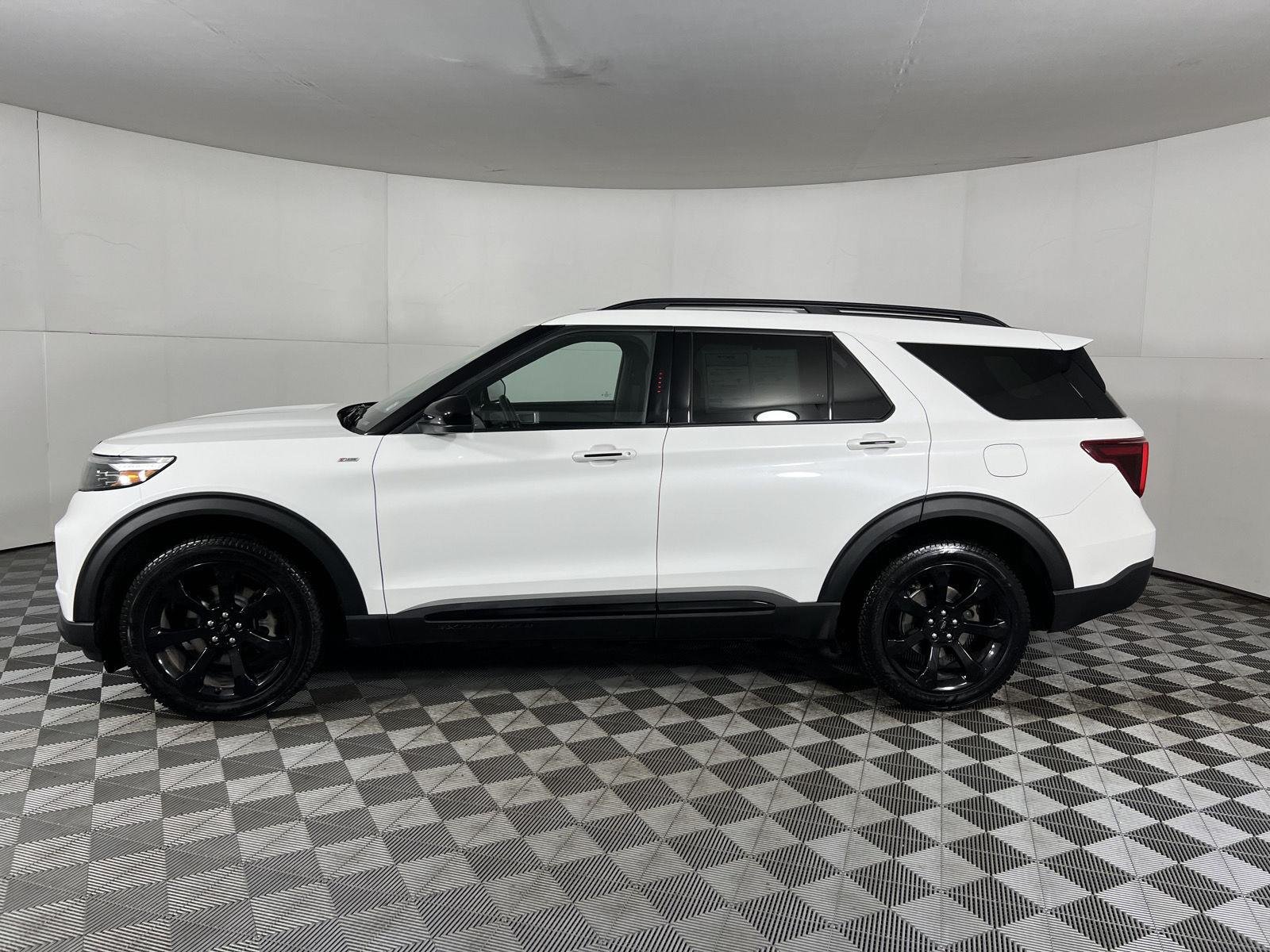 Used 2023 Star White Metallic Tri-Coat Ford ST-Line image 18