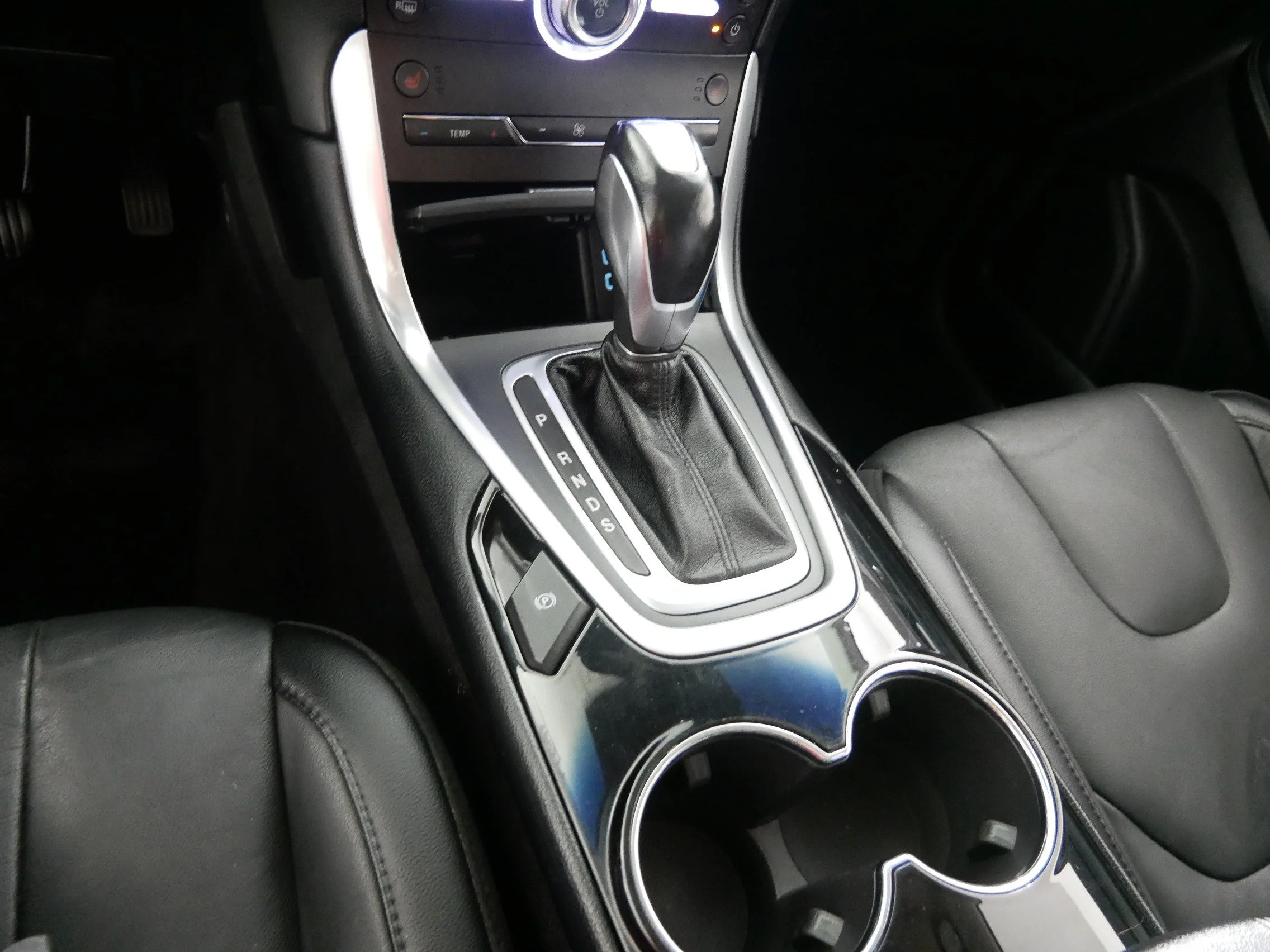 Used 2018 White Platinum Metallic Tri-Coat Ford Titanium image 24
