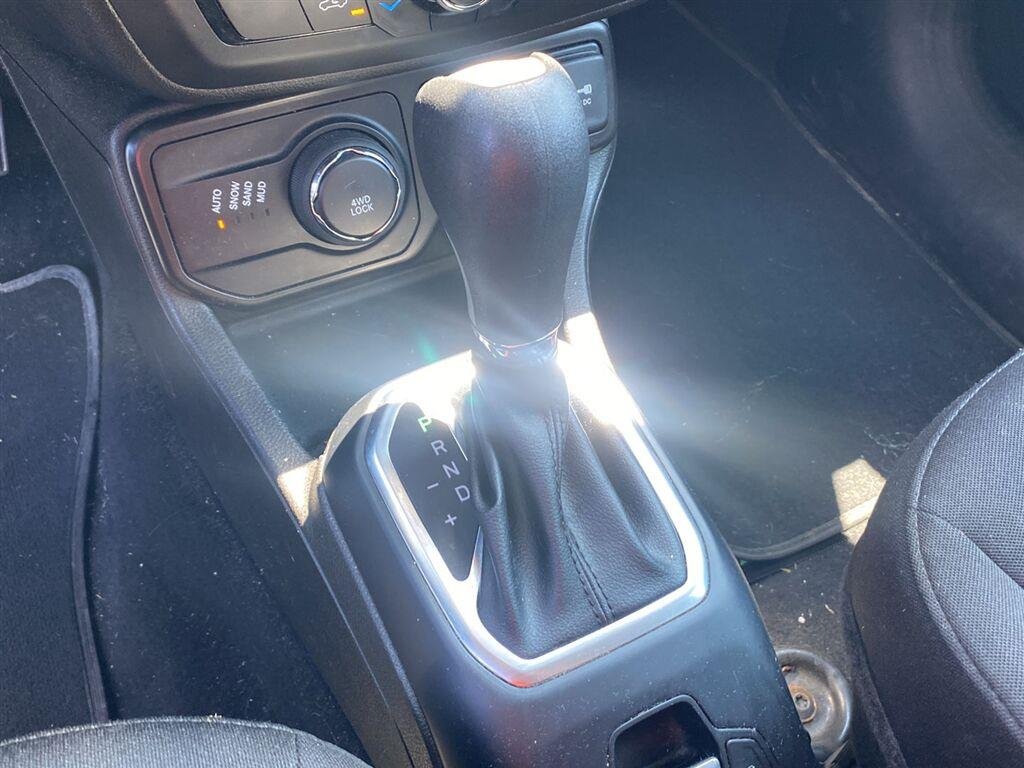 Used 2021 Glacier Metallic Clearcoat Jeep Latitude image 19