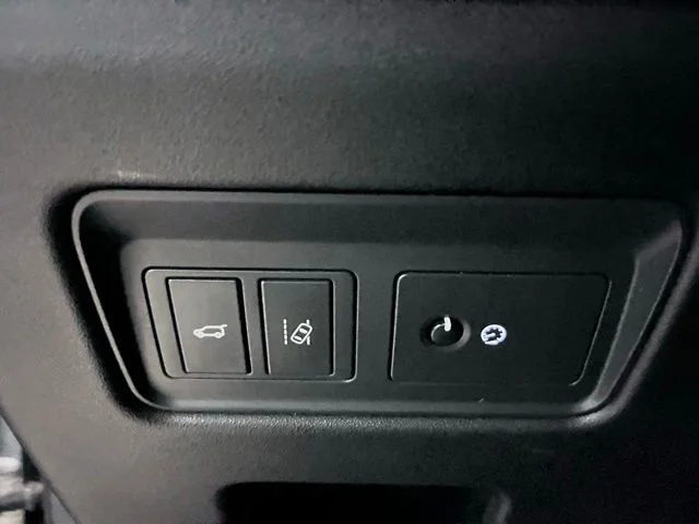 Used 2017 Black Land Rover First Edition image 25