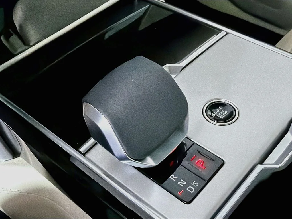 New 2026 Eiger Grey Land Rover SE image 17