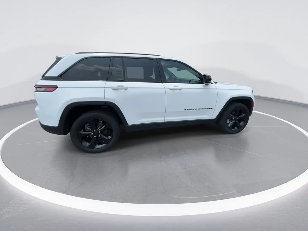 Used 2025 White Jeep Limited image 9