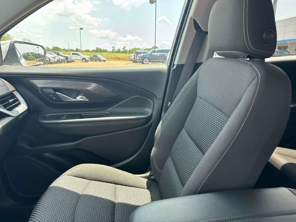 Used 2024 White GMC SLE image 23