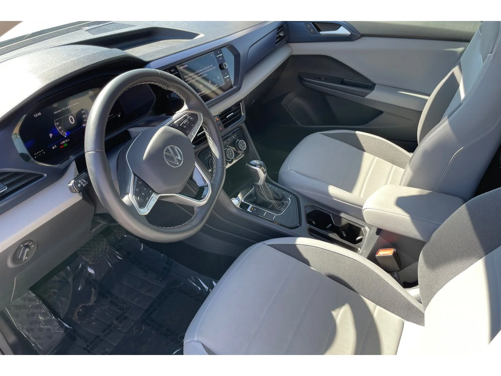 Used 2023 Pure White Volkswagen SE image 9