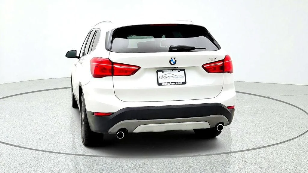 Used 2018 Alpine White BMW xDrive28i Sports Activity Vehicle image 6