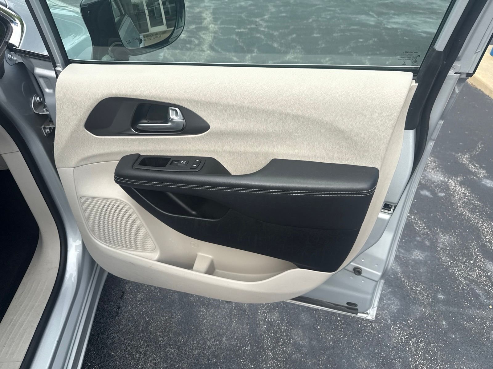 Used 2024 Silver Chrysler Touring L image 19