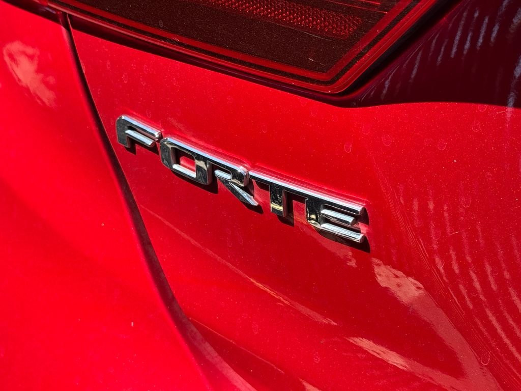 Used 2019 Red Kia LXS image 4