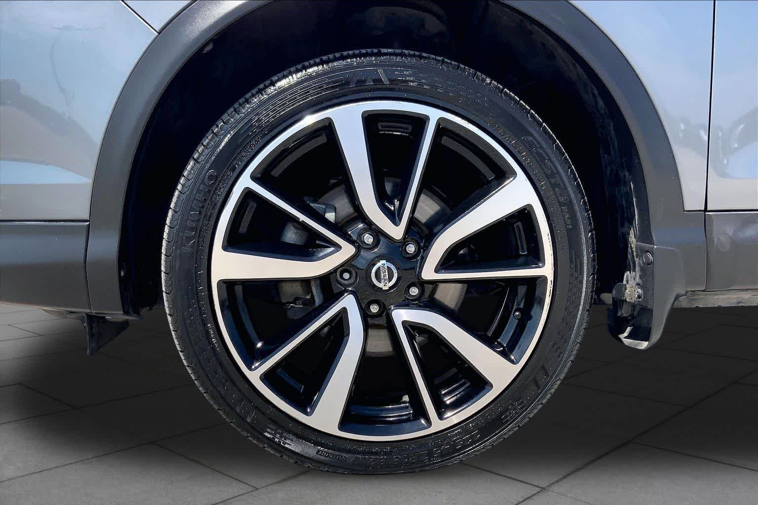 Used 2018 Gun Metallic Nissan SL image 11
