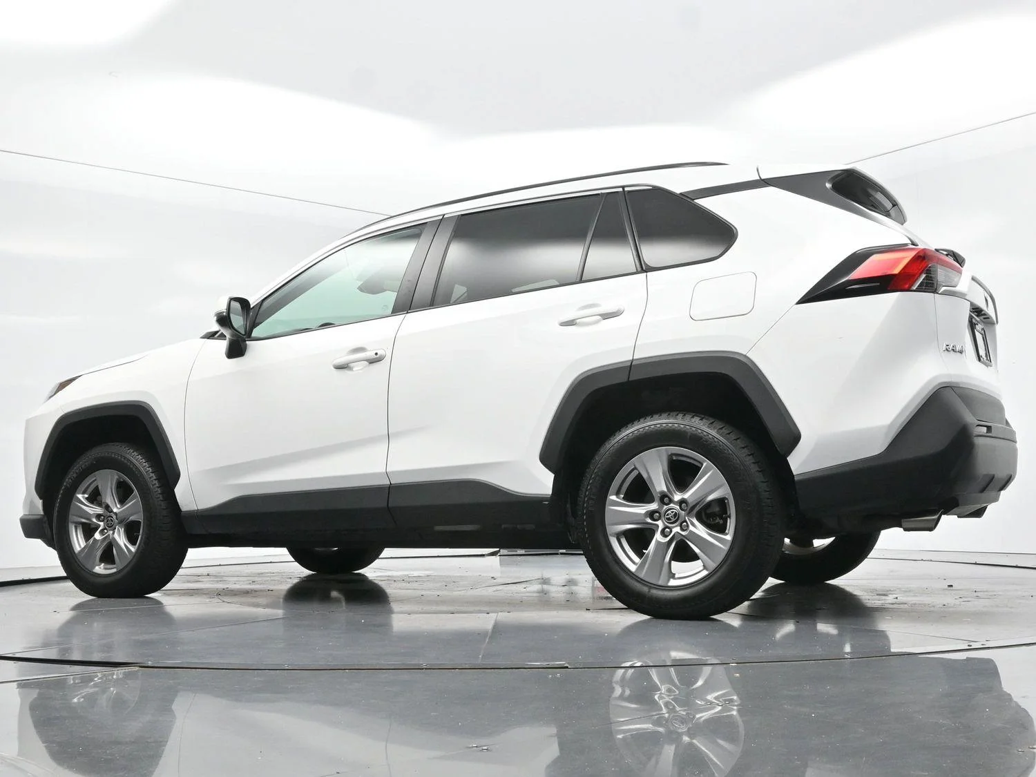 Used 2022 White Toyota XLE image 46