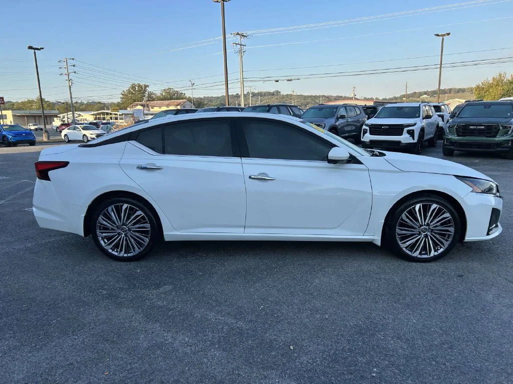 Used 2023 White Nissan 2.5 SL image 2