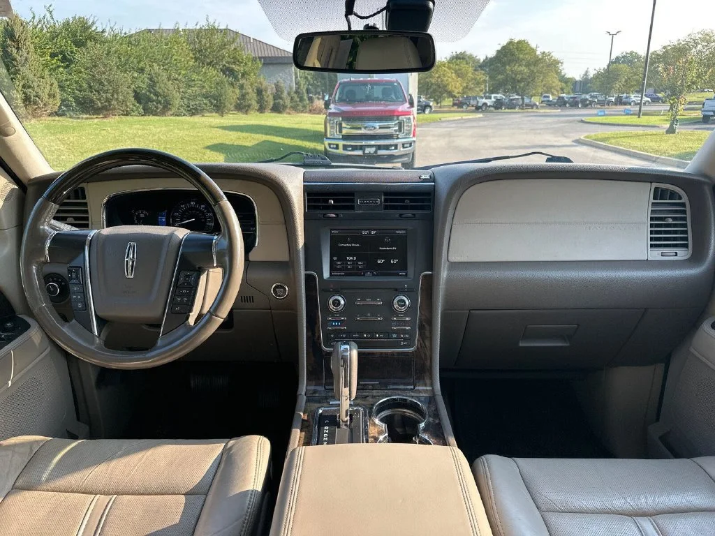 Used 2015 White Lincoln Base image 4