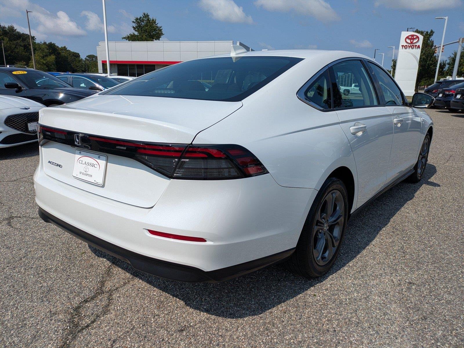 Used 2023 Platinum White Pearl Honda EX image 4