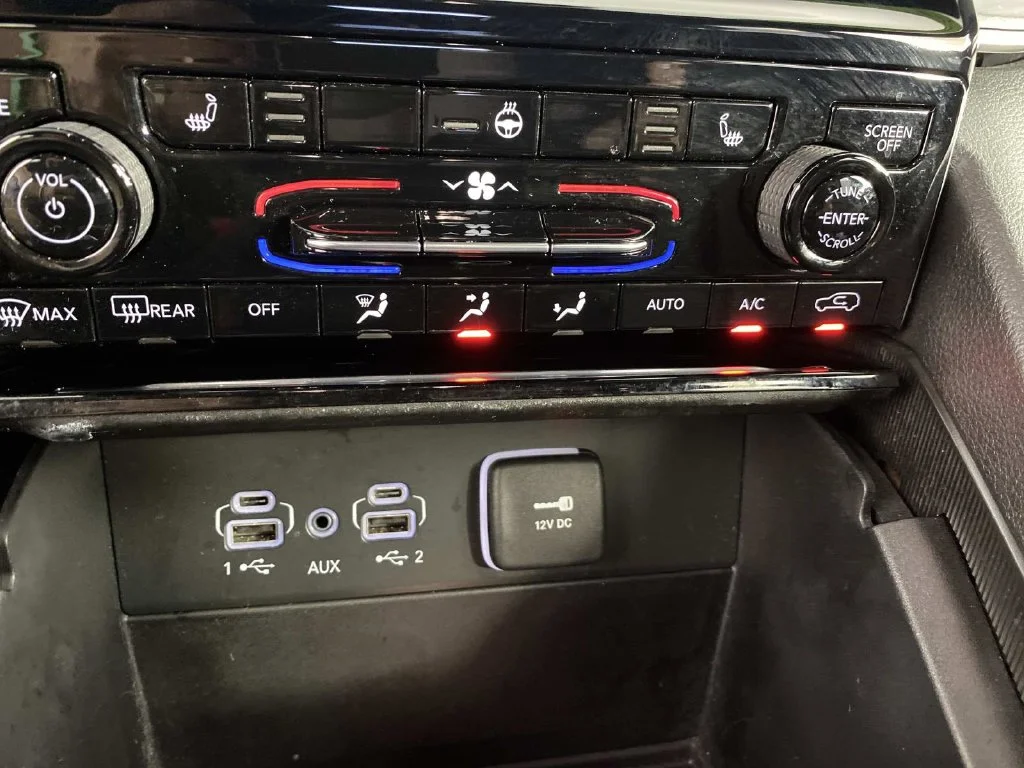 Used 2024 Diamond Black Jeep Limited image 21