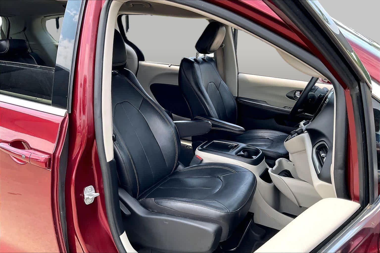 Used 2022 Velvet Red Pearlcoat Chrysler Touring L image 9
