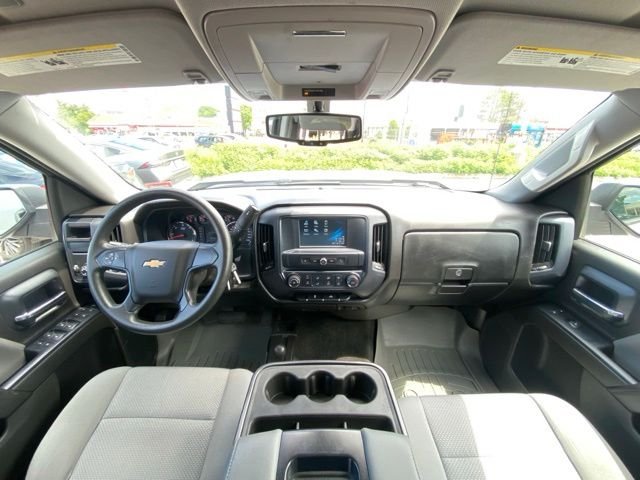 Used 2018 Silver Ice Metallic Chevrolet Custom image 38
