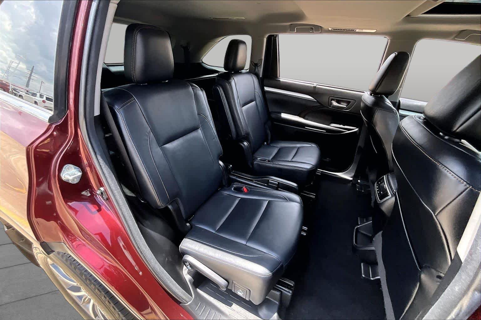 Used 2017 Ooh La La Rouge Mica Toyota XLE image 21