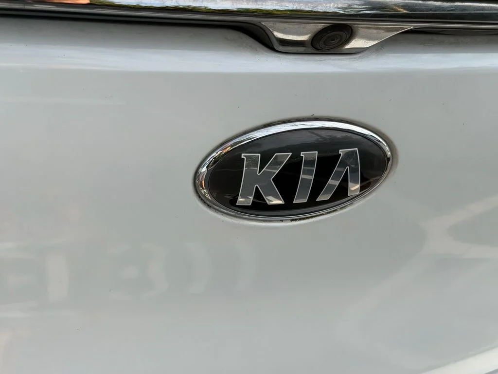 Used 2019 White Kia Technology image 16