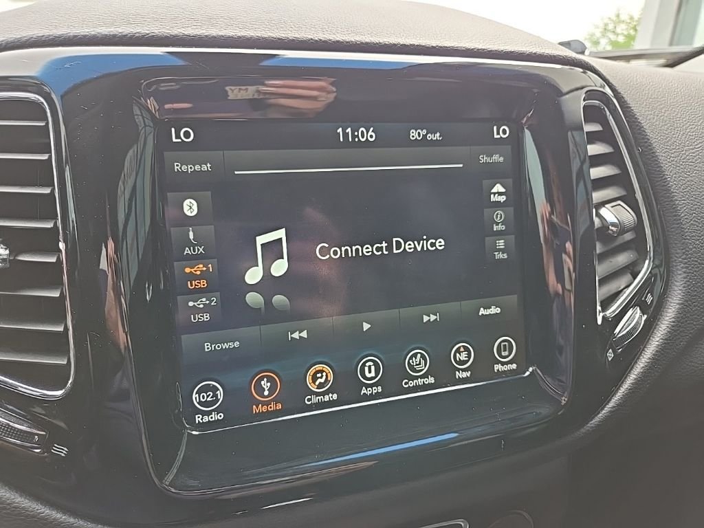 Used 2018 White Jeep Latitude image 47