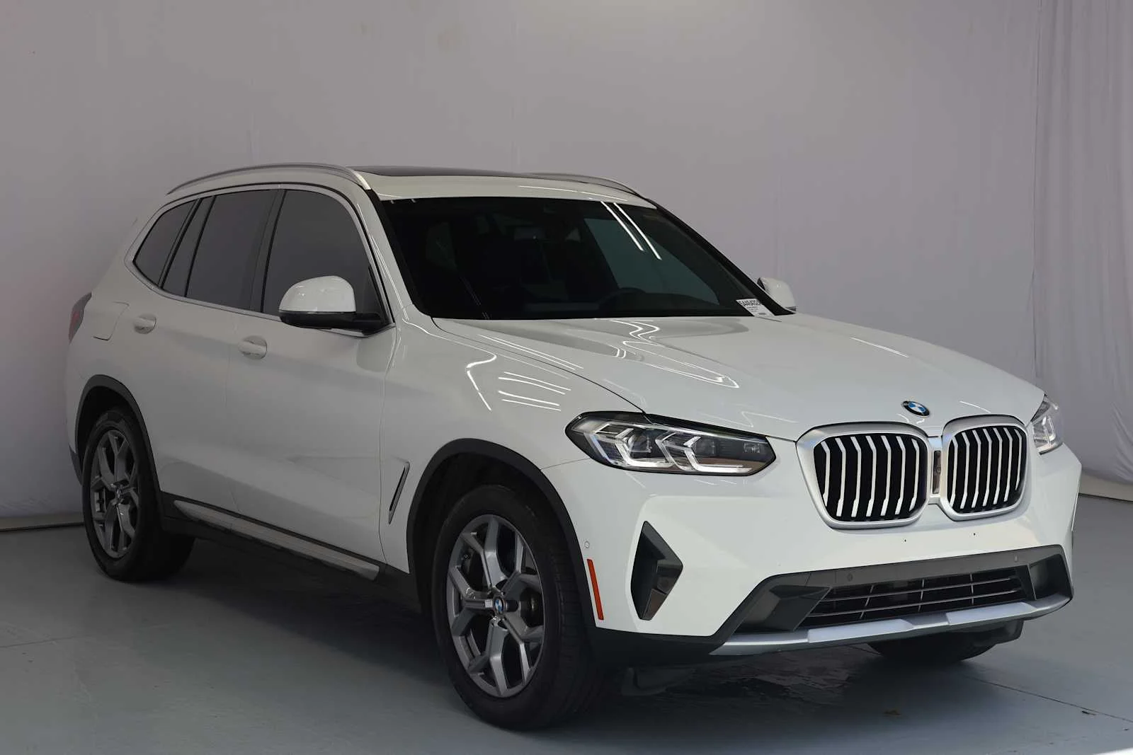 Used 2024 Alpine White BMW sDrive30i image 4