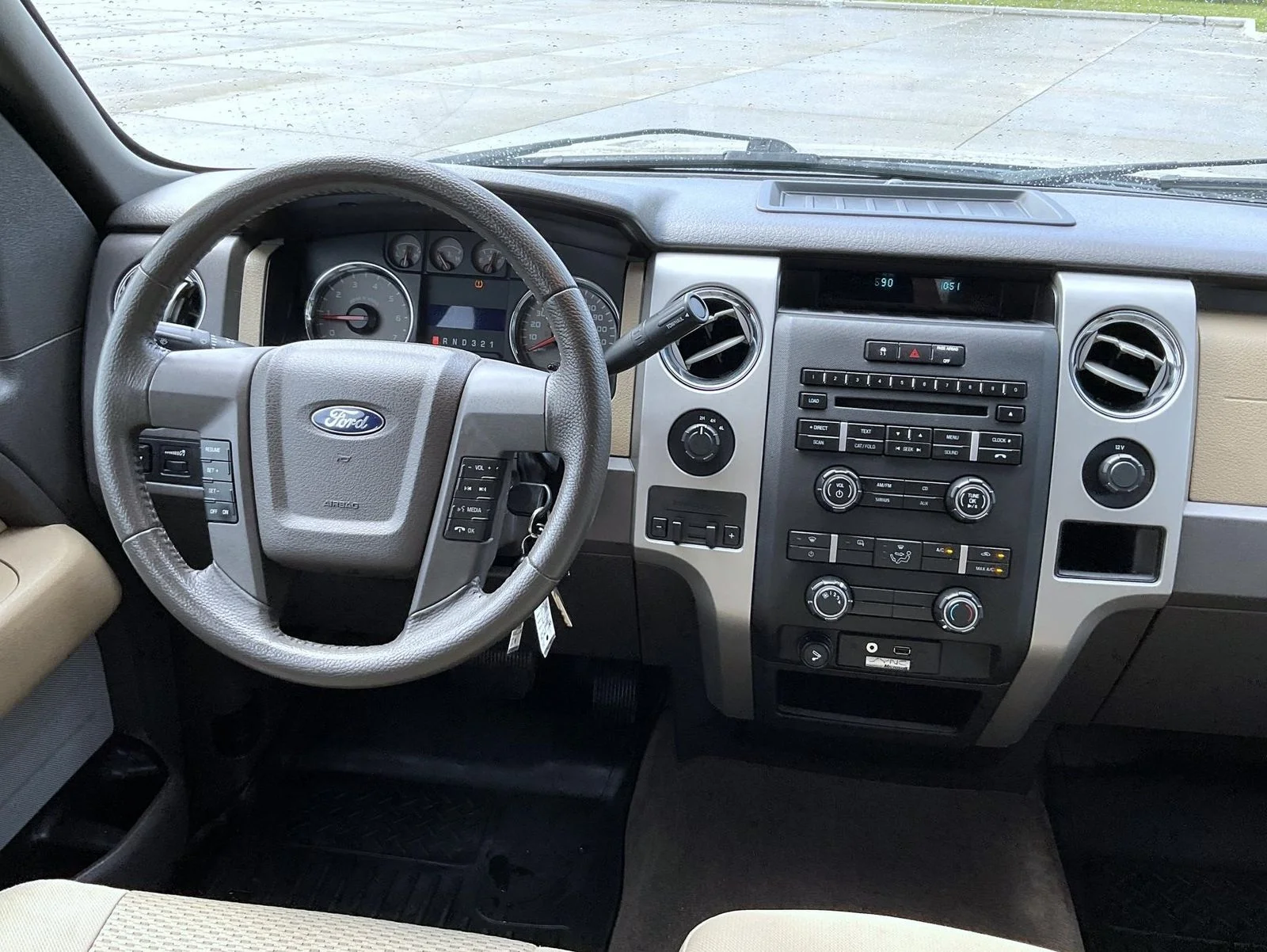 Used 2010 Gold Ford XLT image 13