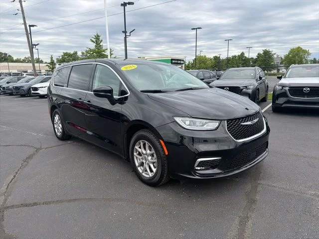 2024 Chrysler Pacifica Touring L's photo
