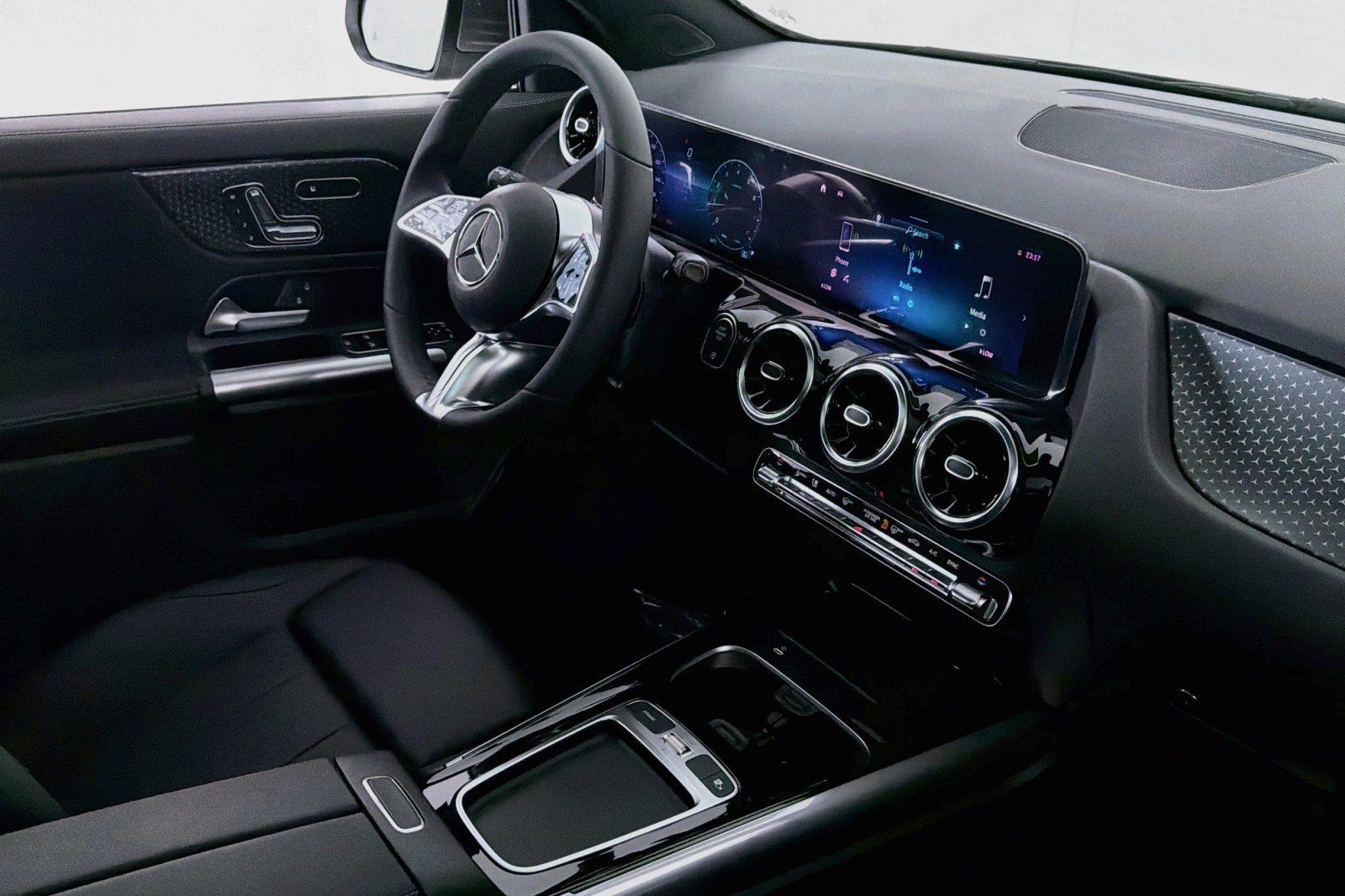 New 2026 Mountain Grey Metallic Mercedes-Benz GLA 250 SUV image 15