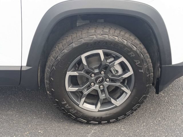 New 2027 Polar White Tricoat Chevrolet ACTIV image 11